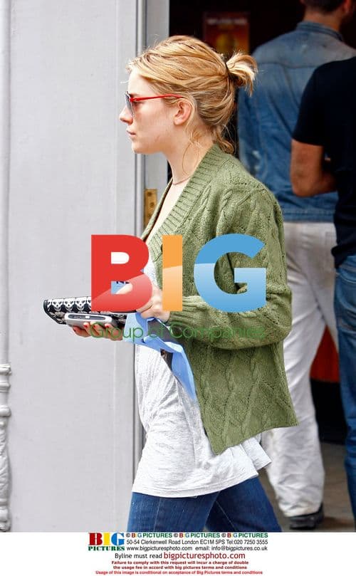 Sienna Miller Heads to Nero for Coffee
