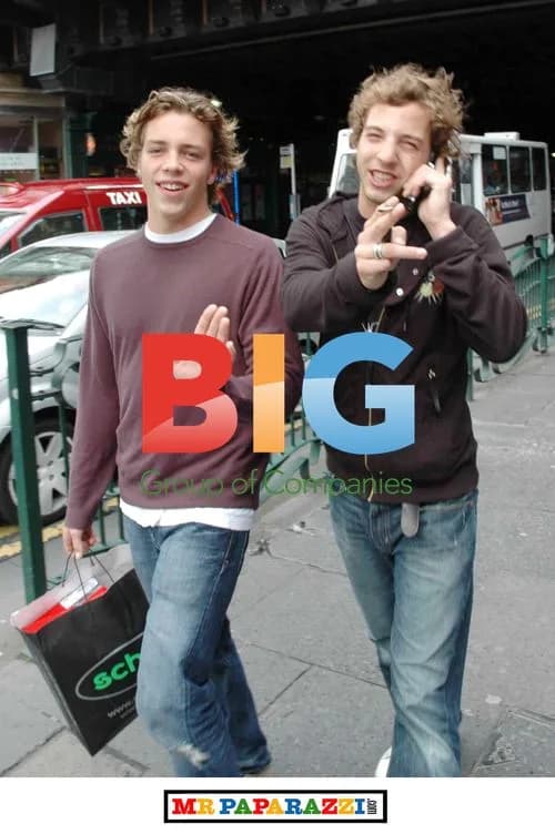 James Morrison and brother take stroll in Glasgow