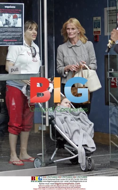 Lampard with pregnant Elen Rives and daughter