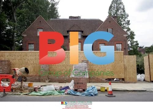 Geri Halliwell Builds Privacy Wall