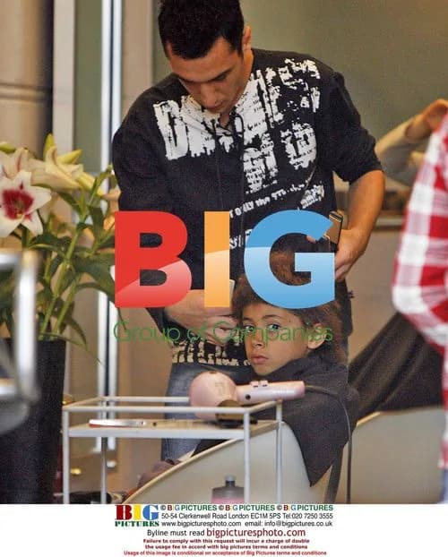 Hugh Jackman and Family Out in Sydney