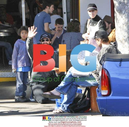 Hugh Jackman\'s Family Outing in Sydney