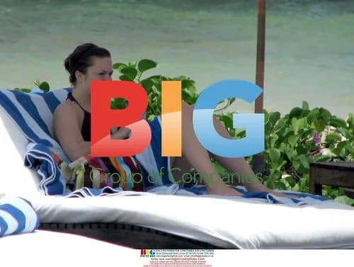 Mandy Moore Relaxes on Holiday