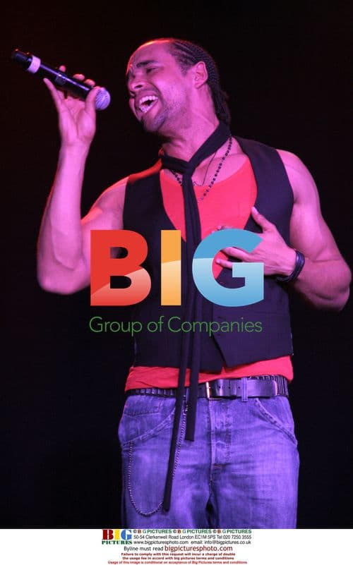 Leon Lopez Performs at Chartbusters Event