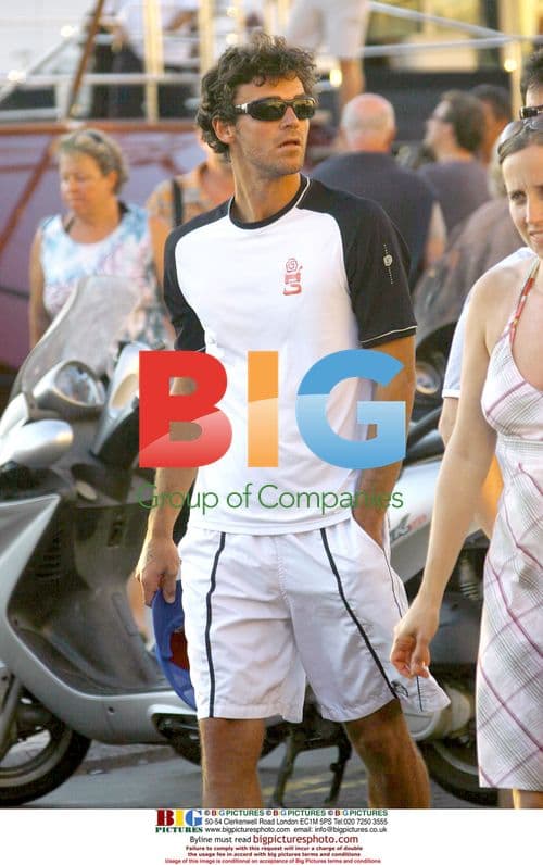 Kuerten enjoys leisurely walk in Saint-Tropez