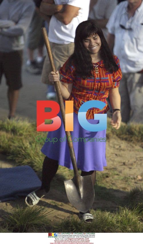 America Ferrera and Eric Mabius filming Ugly Betty