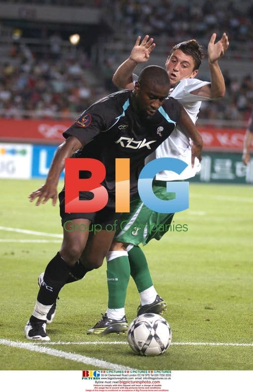 Jonatan Valle and Abdoulaya Meite battle for the ball at Peace Cup Korea 2007