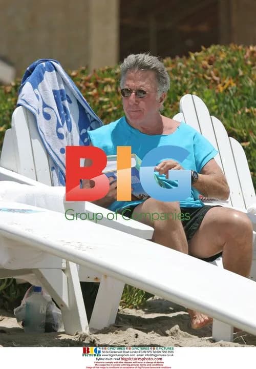 Dustin Hoffman relaxes on the beach