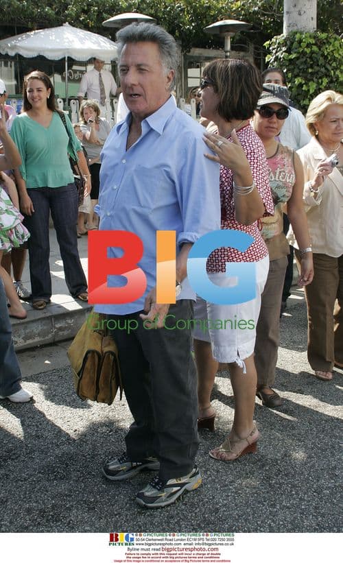 Dustin Hoffman Leaves Ivy Restaurant