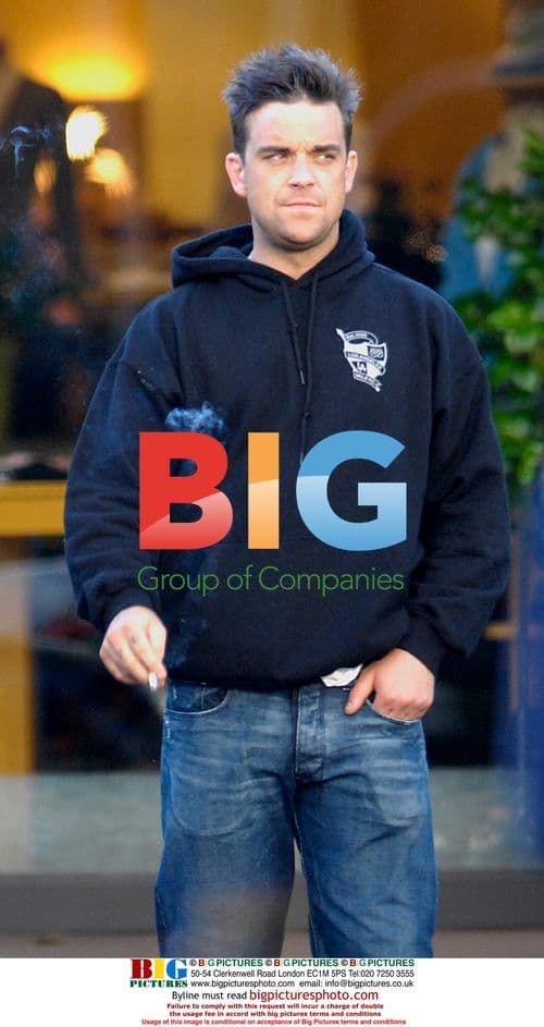 Robbie Williams Grabs a Quick Snack