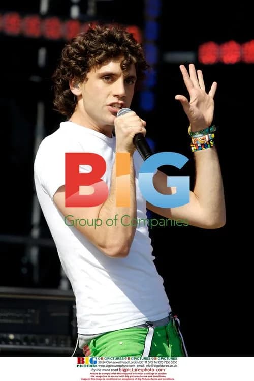 Mika Performing at T4 on the Beach