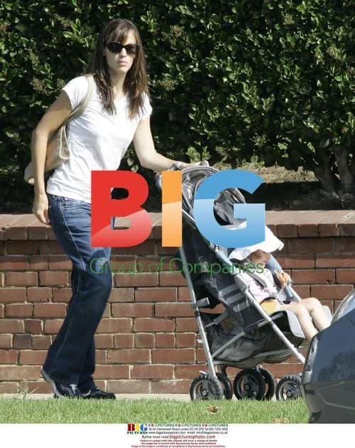 Jennifer Garner and Daughter at Farmers Market
