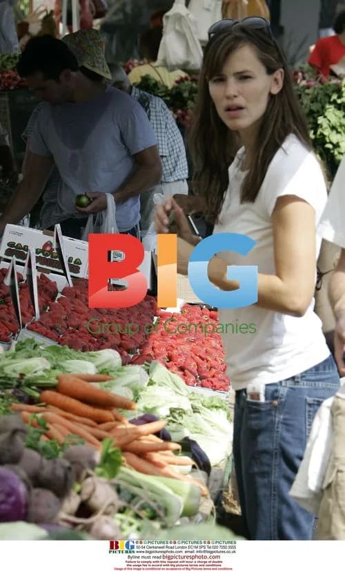 Jennifer Garner out with daughter at Farmers Market