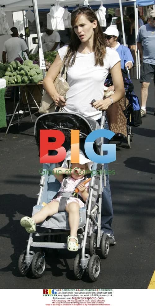 Jennifer Garner and Daughter at Farmers Market