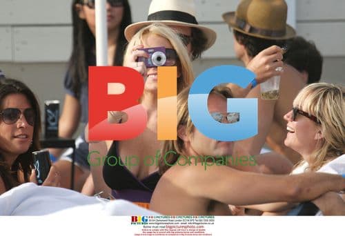 Lindsay Lohan drinks coke, plays with paparazzi