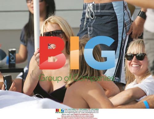 Lindsay Lohan Drinks Coke, Snaps Back at Paparazzi