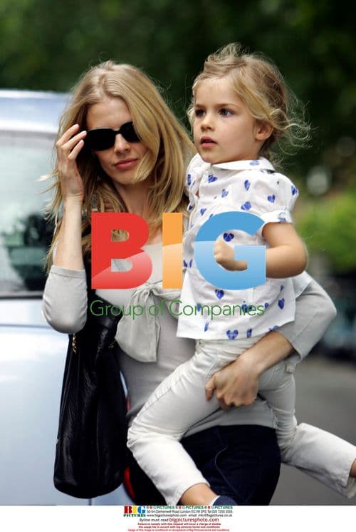 Donna Air Shopping with Daughter