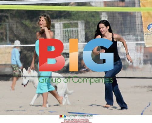 Jennifer Aniston and Courteney Cox relax on the beach