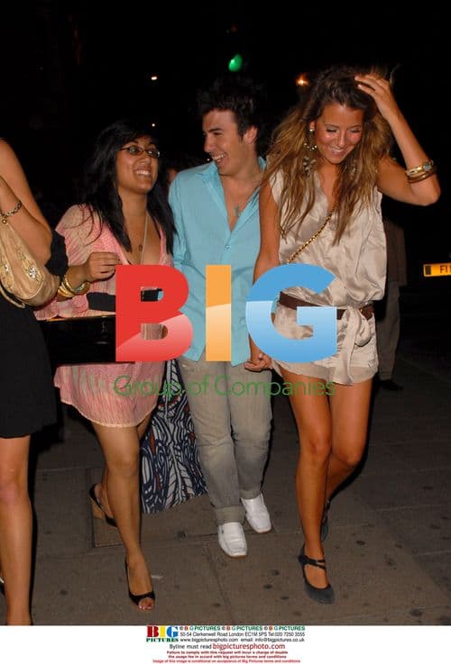 "Neighbours" Actors Enjoy Night Out