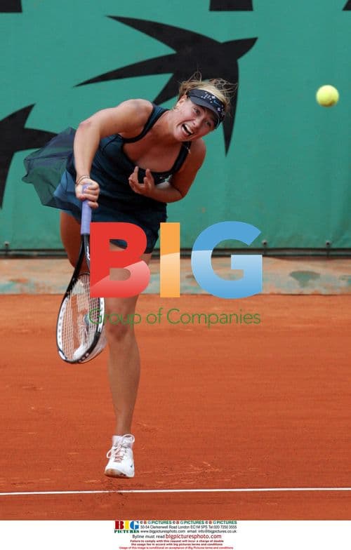 Maria Sharapova serves at 2007 French Open