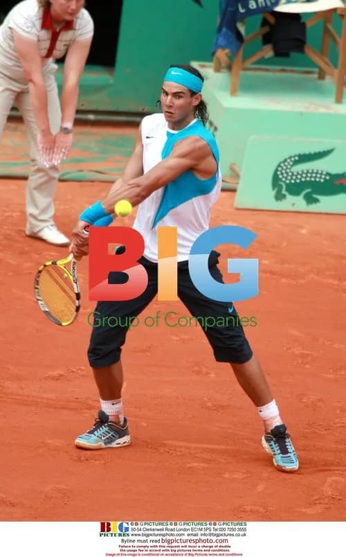 Rafael Nadal defeats Lleyton Hewitt at Roland Garros