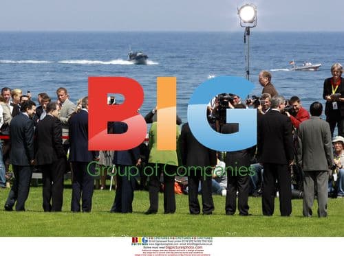 G-8 leaders pose for family photo in Heiligendamm