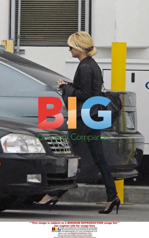 Nicole Richie leaves Reproductive Center
