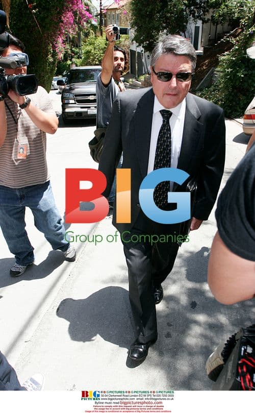 Paris Hilton's neighbours show support and disapproval