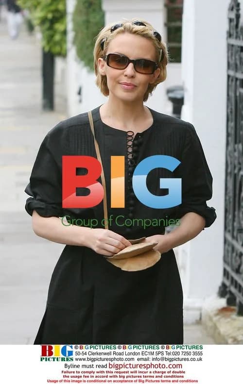 Kylie Minogue has lunch with parents