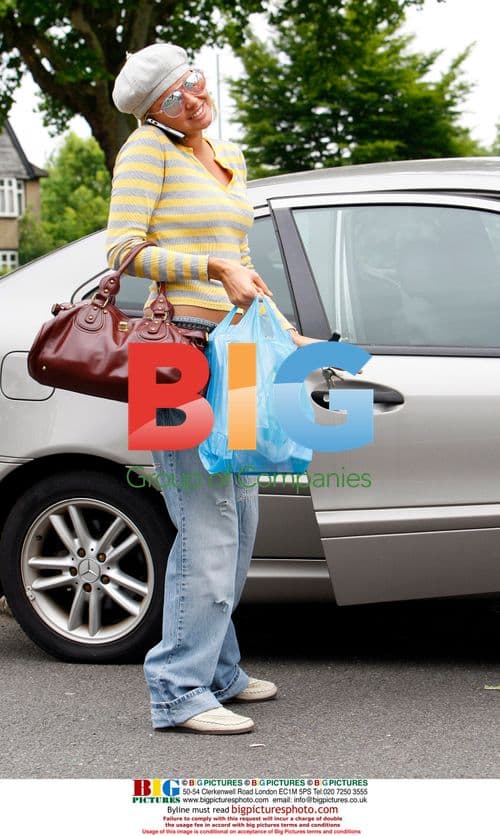 Nadine Coyle Visits Tanning Salon