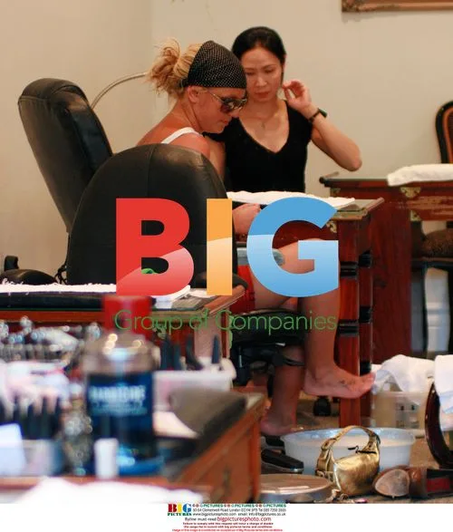 Britney Spears shops for antiques and gets nails done