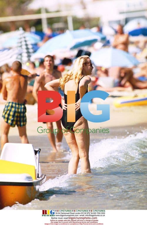 Jerry Hall enjoys beach with kids