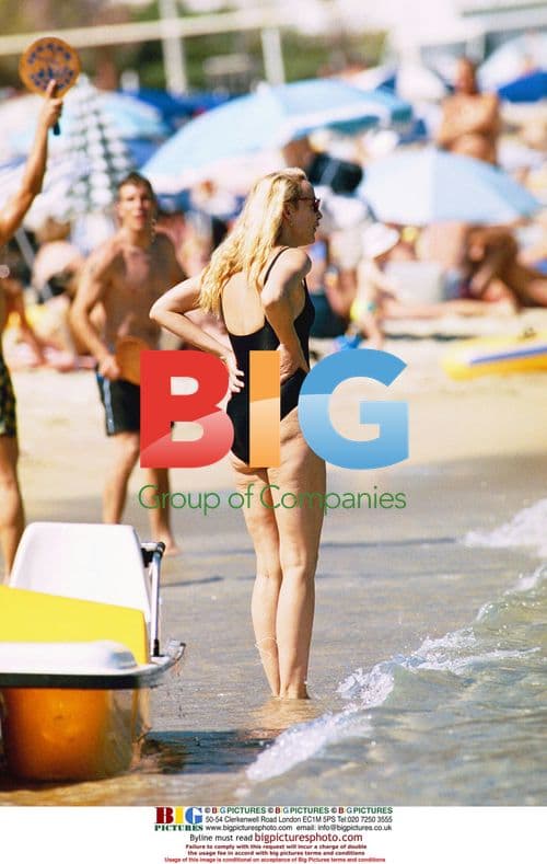 Jerry Hall and kids on beach in Saint-Tropez