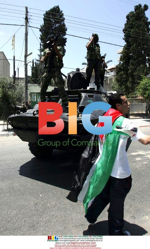 Palestinian demonstrators try to stop clash