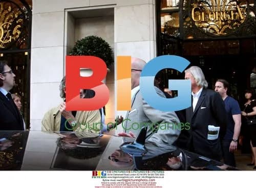 Bruce Willis leaves Paris hotel