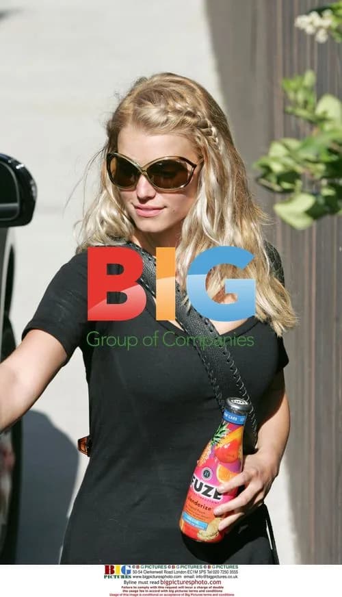 Jessica Simpson leaves gym with trainer