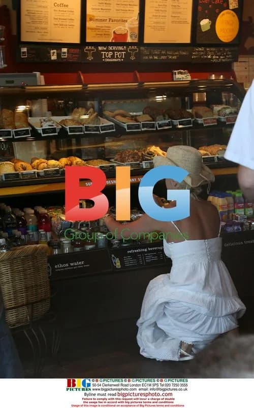 Britney Spears flashes nipple at Starbucks