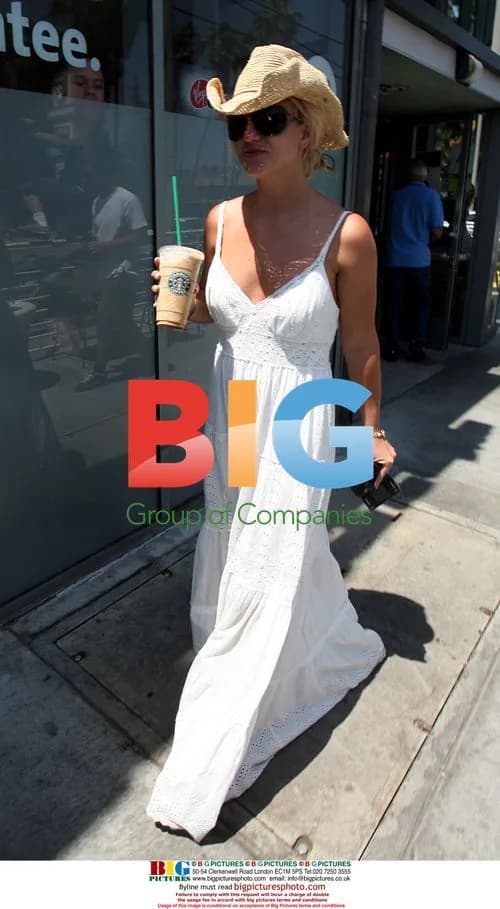Britney Spears Flashes Nipple at Starbucks