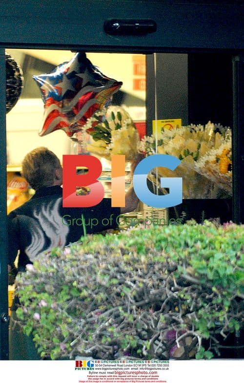 Elliot Mintz Shopping After Paris Hilton Jailed