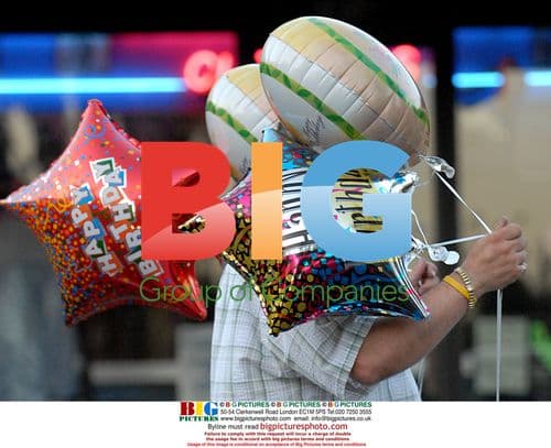 Elliot Mintz Shopping After Paris Hilton Jailed