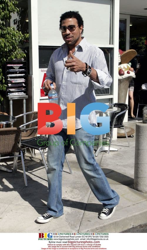 Lionel Richie celebrates 58th birthday with family