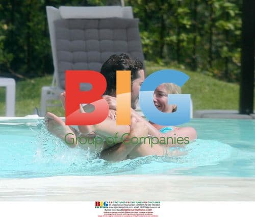 Tamzin Outhwaite and Tom Ellis Poolside