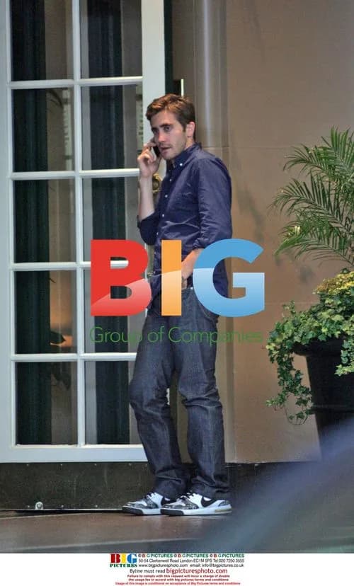 Jake Gyllenhaal Enters Beverly Wilshire Hotel