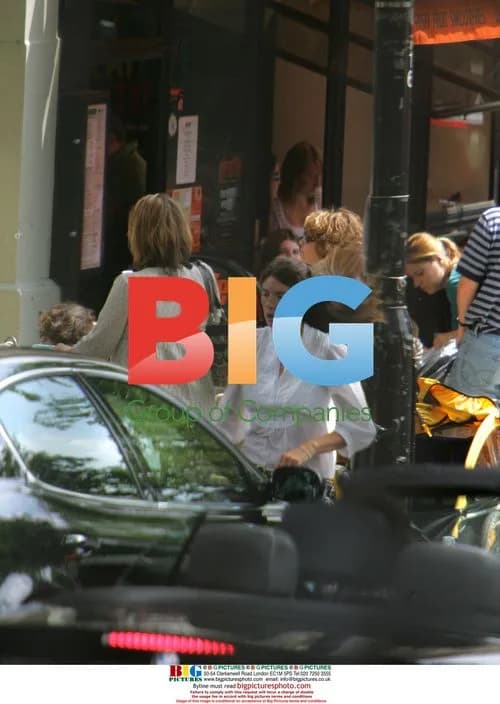 Jamie Oliver Enjoying Family Brunch in London