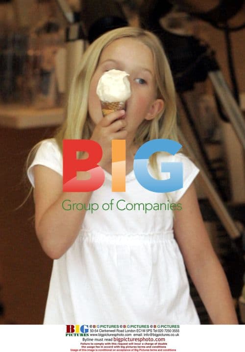 Reese Witherspoon & daughter Ava Phillippe shopping