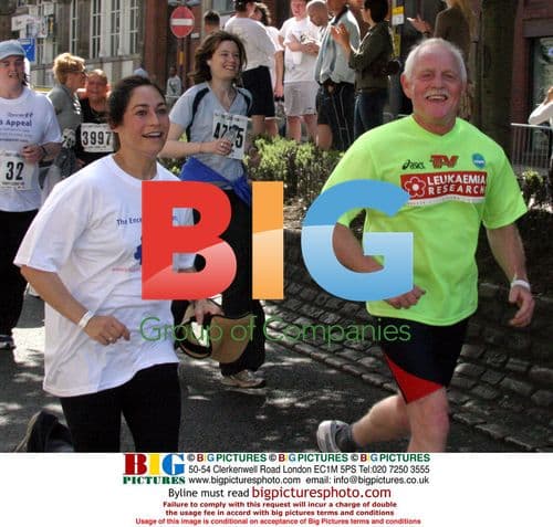 Jane Tomlinson and Nell McAndrew at Leeds 10K Run