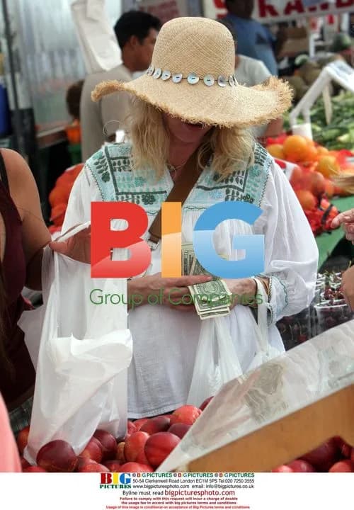 Naomi Watts Flashes Cash at Farmer's Market