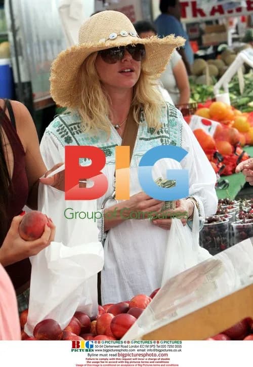 Naomi Watts Flashes Cash at Farmers Market