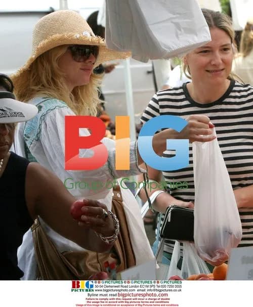 Naomi Watts Flashes Cash at Farmer's Market