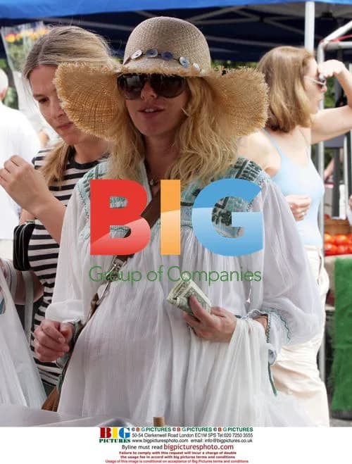 Naomi Watts Flaunts Cash at Farmer's Market